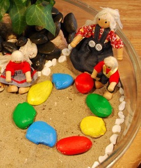 stgl de grote wereld poppetjes en kring gekleurde stenen stgl de grote wereld poppetjes en kring gekleurde stenen