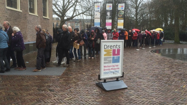 Mensen-stonden-in-de-rij-voor-het-Drents-Museum-foto-RTV-Drenthe-Rinus-Bouwmeester