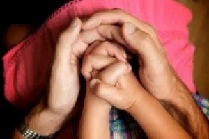 ouder en kind biddende handen2