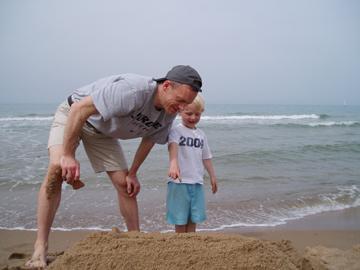 Aan het strand vader en kind
