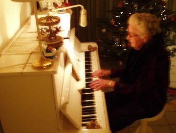 oma speelt kerstliedjes