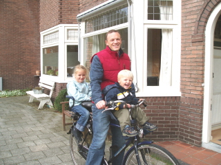 fiets met kinderen voor-en achterop