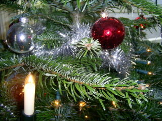 fragment kerstboom met kaarsje +ballen