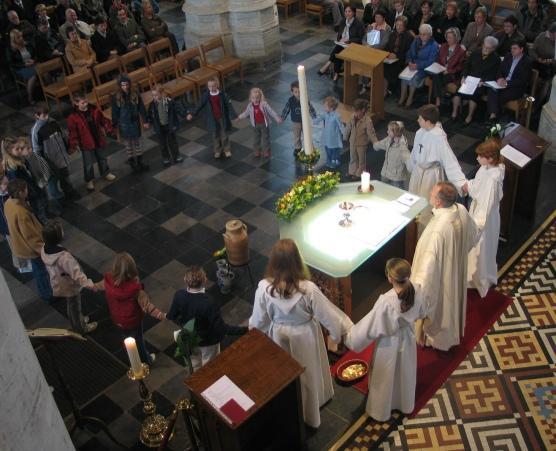 met kinderen rond het altaar