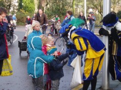 zwarte piet deelt pepernoten uit