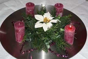 advent met paarse draadster op grote zilvren schaal met paarse kaarsen en kerstster