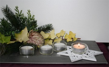 advent op zinken schaal met witte houten ster