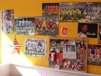 voetbalposters op muur, kinderkamer
