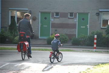 op de grote weg fietsen, samen met pappa