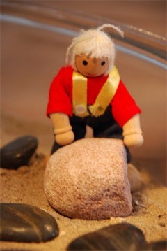 poppetjes pakt steen op (aanpakken, ruimte maken) poppetjes pakt steen op (aanpakken, ruimte maken)