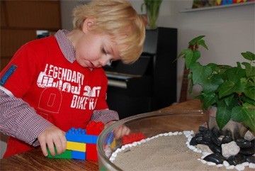 contact maken muur bouwen van lego-stenen