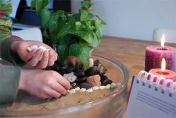 ruimte maken, witte steentjes aan zijkant leggen ruimte maken, witte steentjes aan zijkant leggen
