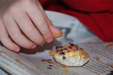 edelsteentjes maken met goudverf en glitters