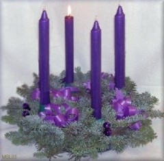 klassieke adventskrans met paarse kaarsen