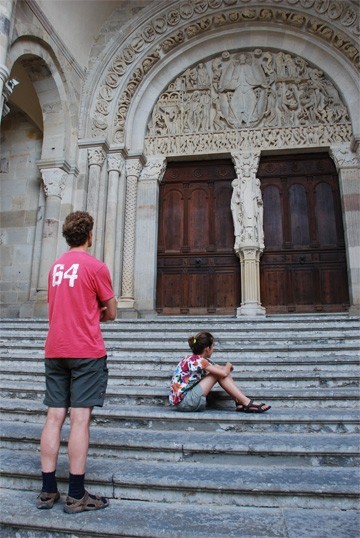 op trappen bij gesloten deuren kerk