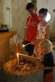 kaarsje aansteken in buitenlandse kerk