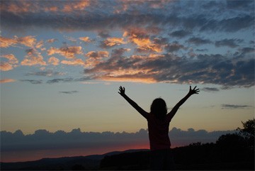 kind met lucht zonsondergang