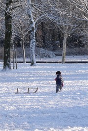 kind met slee, stilte kind met slee, stilte
