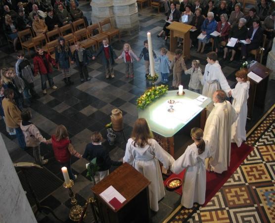 met kinderen rond het altaar met kinderen rond het altaar