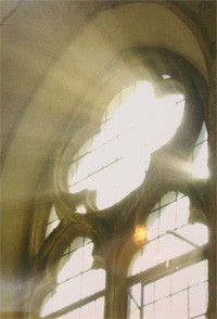 licht door kerkraam (detail: Kijktafel God=licht)