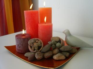 pinkstertafel op schaal kaarsen, duifje, levende steentjes