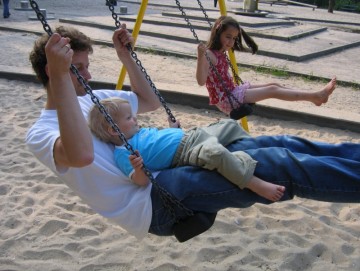 samen met papa schommelen