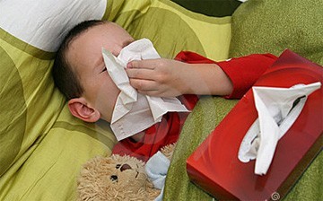 verkouden kind met tissues verkouden kind met tissues