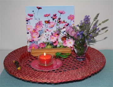 zomerkijktafel met bloemen en roze onderzetter en bijen, sprinkhaan