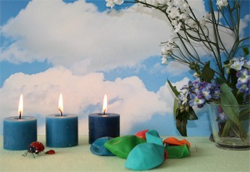 Kijktafel-viertafel hemelvaart met wolkenachtergrond Kijktafel hemelvaart met wolkenachtergrond