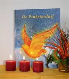 Kijktafel Pinksteren, viertafel Pinksteren met boek 'de Pinksterduif' Kijktafel Pinksteren met boek 'de Pinksterduif'