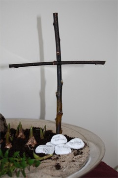 detail met kruis en steentjes Palmzondag RMvdL