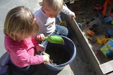 kinderen in de weer met emmer, aarde en schepjes