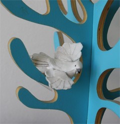 detail van duif (H. Geest) in blauwe boom detrail van duif (H. Geest) in blauwe boom