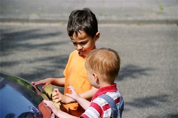 kinderen wassen de auto