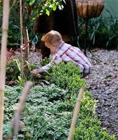 kindje in tuin