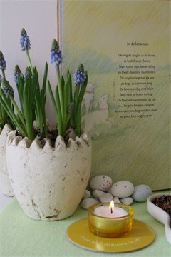 kijktafel als nieuw lentetuin, helft met eitjes en blauw druifje en onderzetter