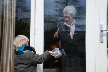 oma ziet gevonden paaseitjes