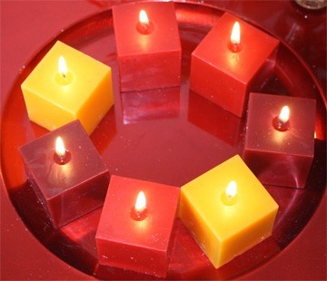 Pinksteren2013 detail, zeven brandende kaarsen in vuurkleuren