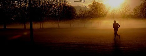 loper in het donker/mist loper in het donker/mist