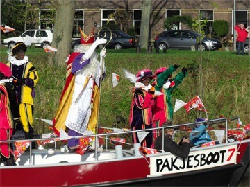 Sint Nicolaas dichtbij in pakjesboot