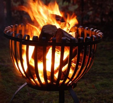 brandende houtblokken in vuurkorf