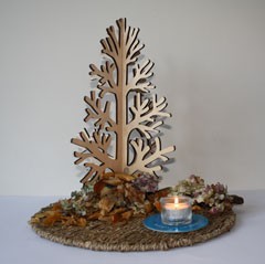 winterslaap-egel-verstopt-bij-kale-boom geheel winterslaap-egel-verstopt-bij-kale-boom geheel