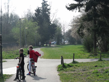 nabuurschap-boys-on-bikes