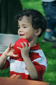 kind-speelt-met-bal