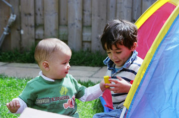 spelen-met-tentje-in-de-tuin