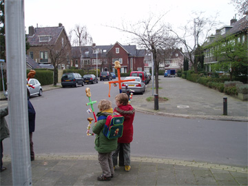 met-palmpaasstokken-op-weg-