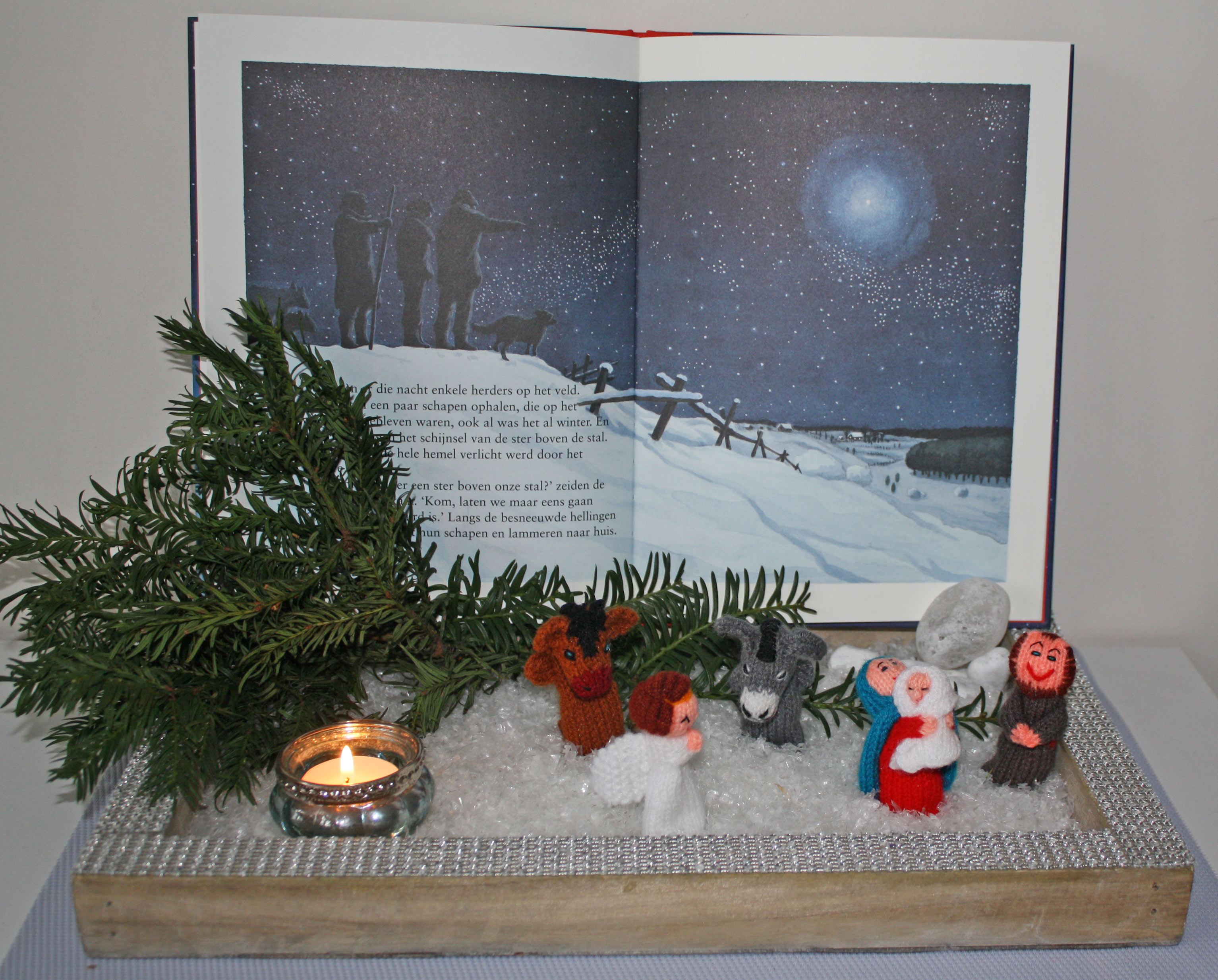 Kijktafel-Kerstmis-met-prentenboek-en-vingerpoppetjes-IMG 8741