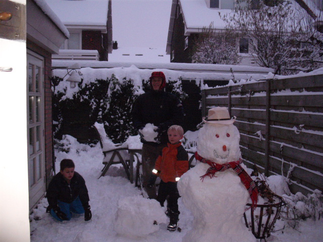 Pieter & Jonah making snowman