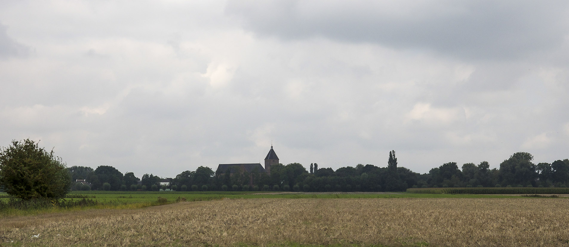 kerk in landschap