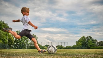 voetballend kind